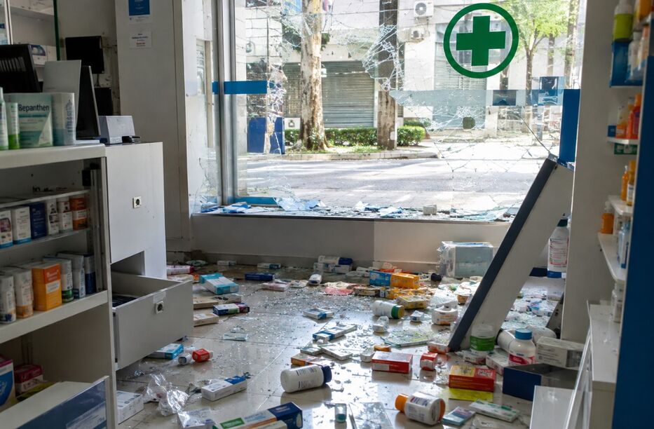 Mujer destrozó farmacia y golpeó a una agente: el comercio no denunció, pero la policía sí
