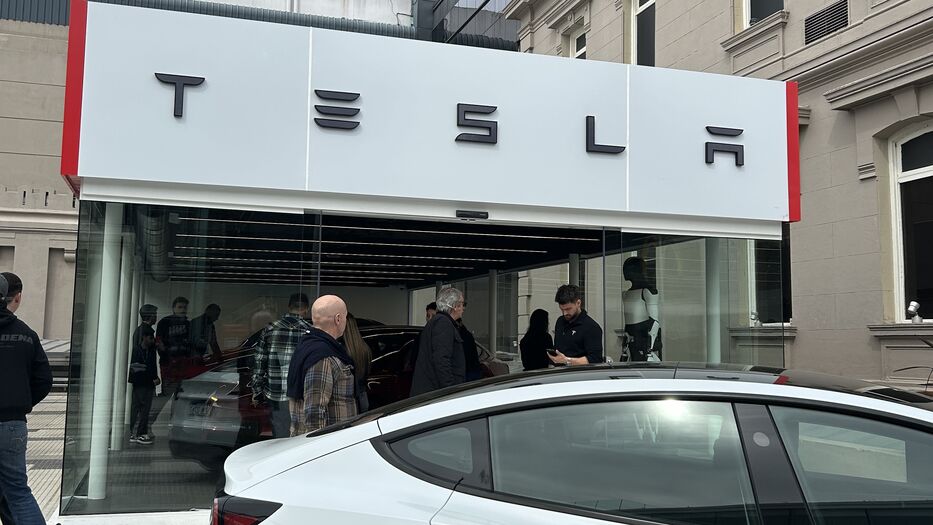 Tesla tiene nuevo local en Uruguay: exhibe autos eléctricos y su robot humanoide