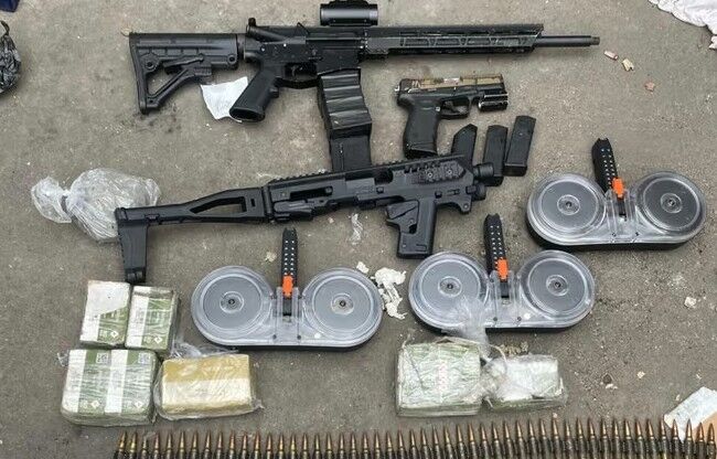 Arsenal de guerra: Policía incautó fusil de asalto y cargadores caracol en Villa Sarandí