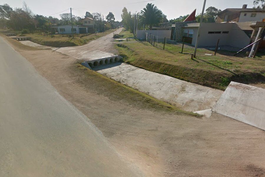 Una mujer murió atrapada dentro de su auto en una alcantarilla en El Pinar
