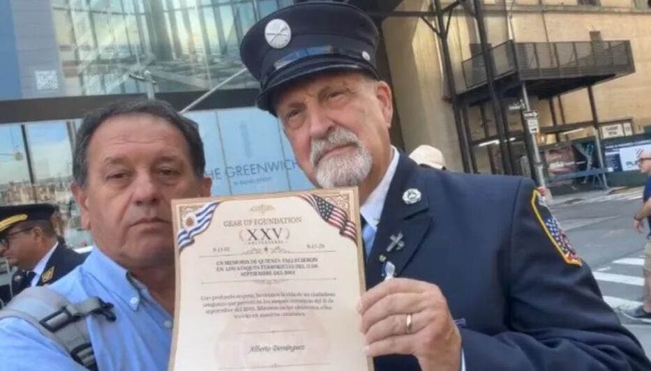 Debali recibe el diploma de homenaje a Domínguez. Semanario La Prensa