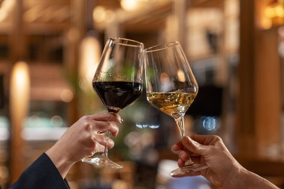 Cuatro pasos y bodega invitada: así es “Sabores de casa y vinos regionales” de OVO Beach