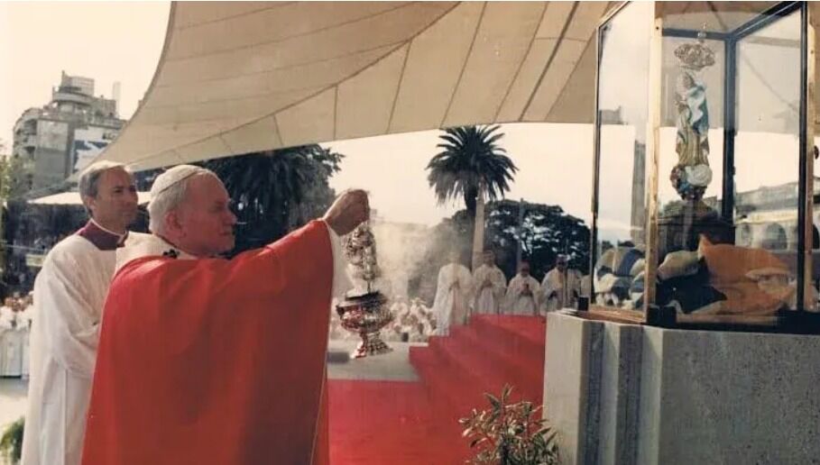 El papa Juan Pablo II junto a la imagen de la Virgen en Florida, en 1988. Foto: Diócesis de Florida.