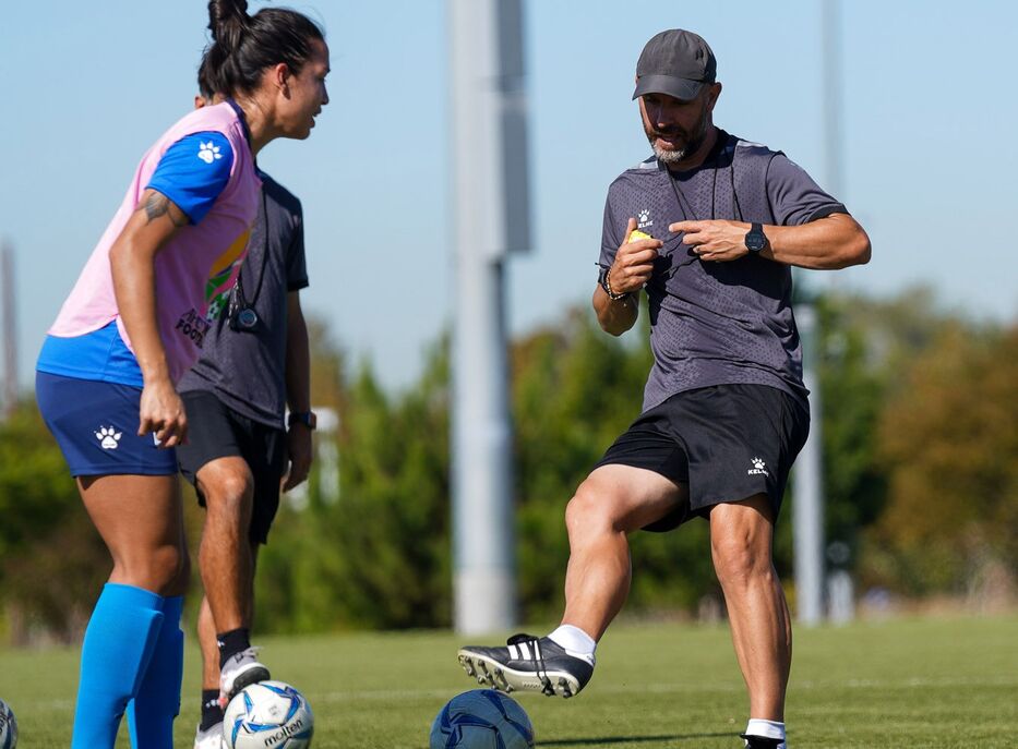 Nahuel Arrarte como ayudante de la selección femenina de Filipinas. Foto: @PilipinasWNFT
