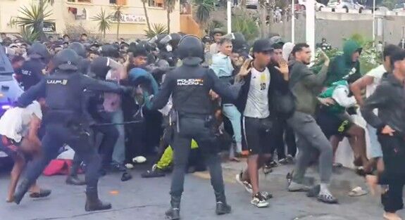 Nuevas corridas y más tensión en Ceuta por el traslado de inmigrantes a otro refugio