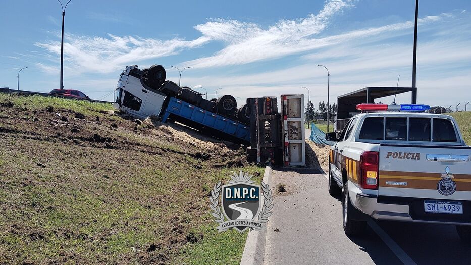 Conductor de camión se despistó, perdió el control y volcó sobre un cantero de la ruta 5