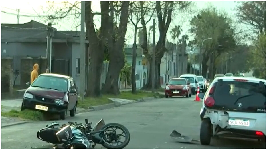 Hombre manejaba una moto drogado, no respetó cartel de pare y provocó choque múltiple
