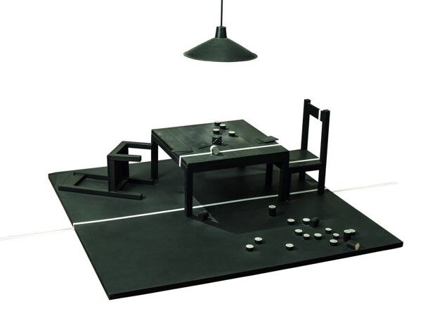 “Juego” (c. 1968). Nelson Ramos. Madera pintada. 50 x 50 x 150 cm.
