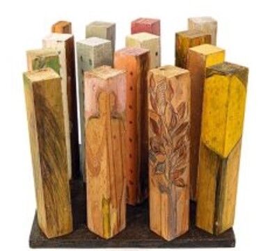 “Ciudad para armar” (2010). Linda Kohen. Maderas pintadas al óleo y carbonilla. 70,3 x 41 x 21,6 cm.