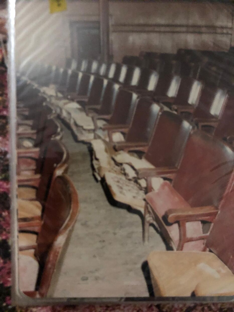 El estado en el que quedaron las butacas en la década de 1970.