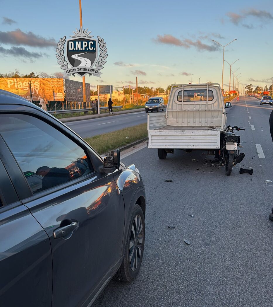 Brutal: un hombre iba en moto, chocó contra dos camionetas en el mismo sentido y murió