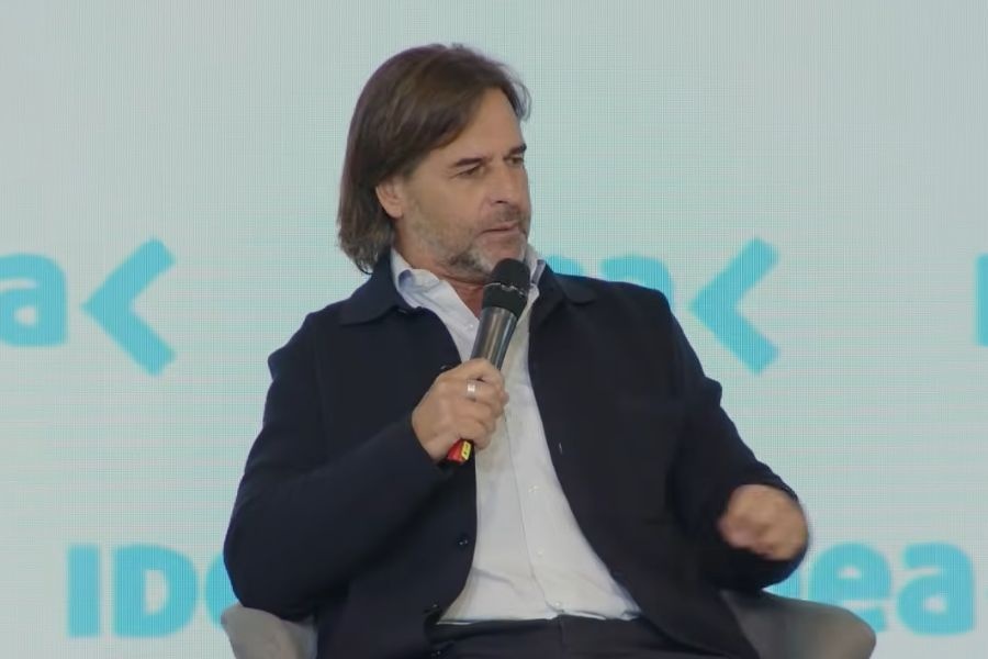 Lacalle en Argentina: De “no extraño” a “los políticos nos sentimos muy poco controlados”