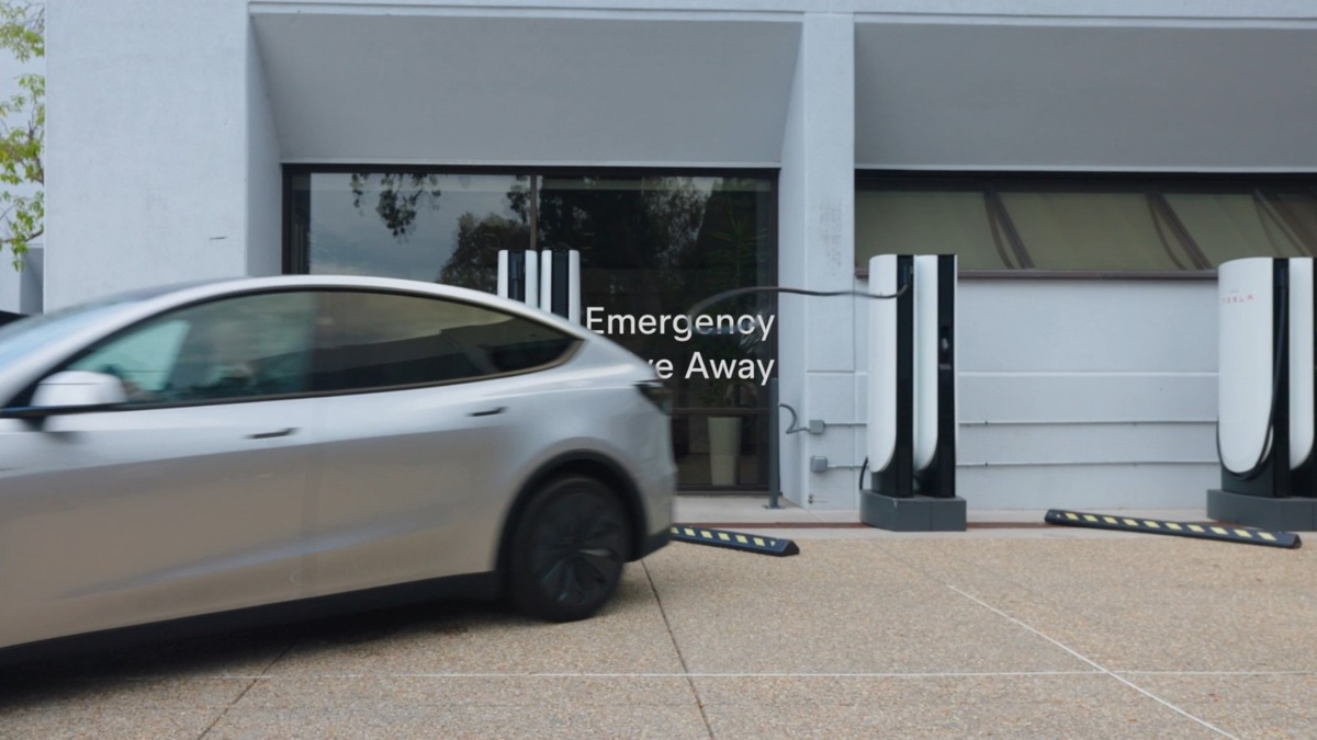 Tesla lanzó una actualización para escapar de un Supercharger en emergencias