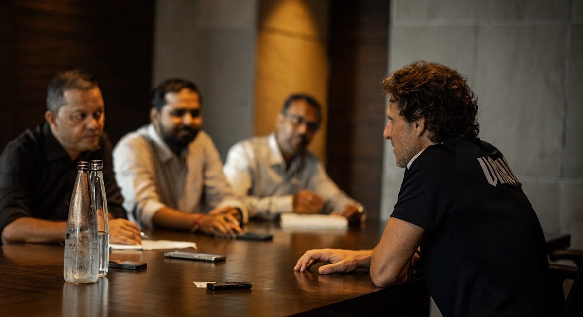 Diego Forlán volvió a Calcuta y habló de todo: India, Uruguay y su futuro como DT