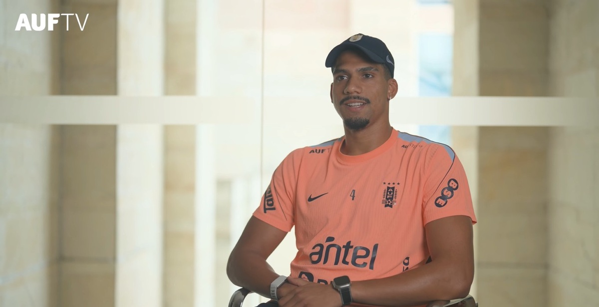 Araujo: el “dolor” por los Mundiales y su “sueño” de ganar un “título” con Uruguay