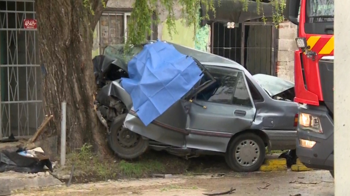 Dos hombres que viajaban en auto murieron al chocar de frente contra árbol en Montevideo