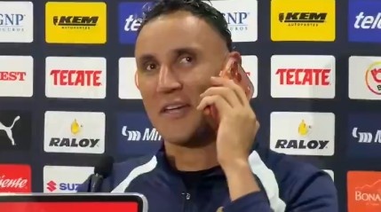 “¿Le contesto?” y “me va a regañar”: Navas y un curioso momento ante llamado de su esposa