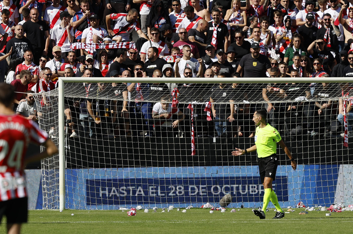 España: suspendieron partido de Primera División porque hinchas lanzaron aviones de papel