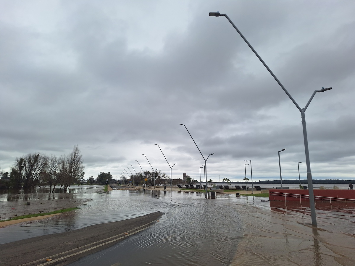 La creciente del río Uruguay deja a 35 personas fuera de sus hogares en Paysandú