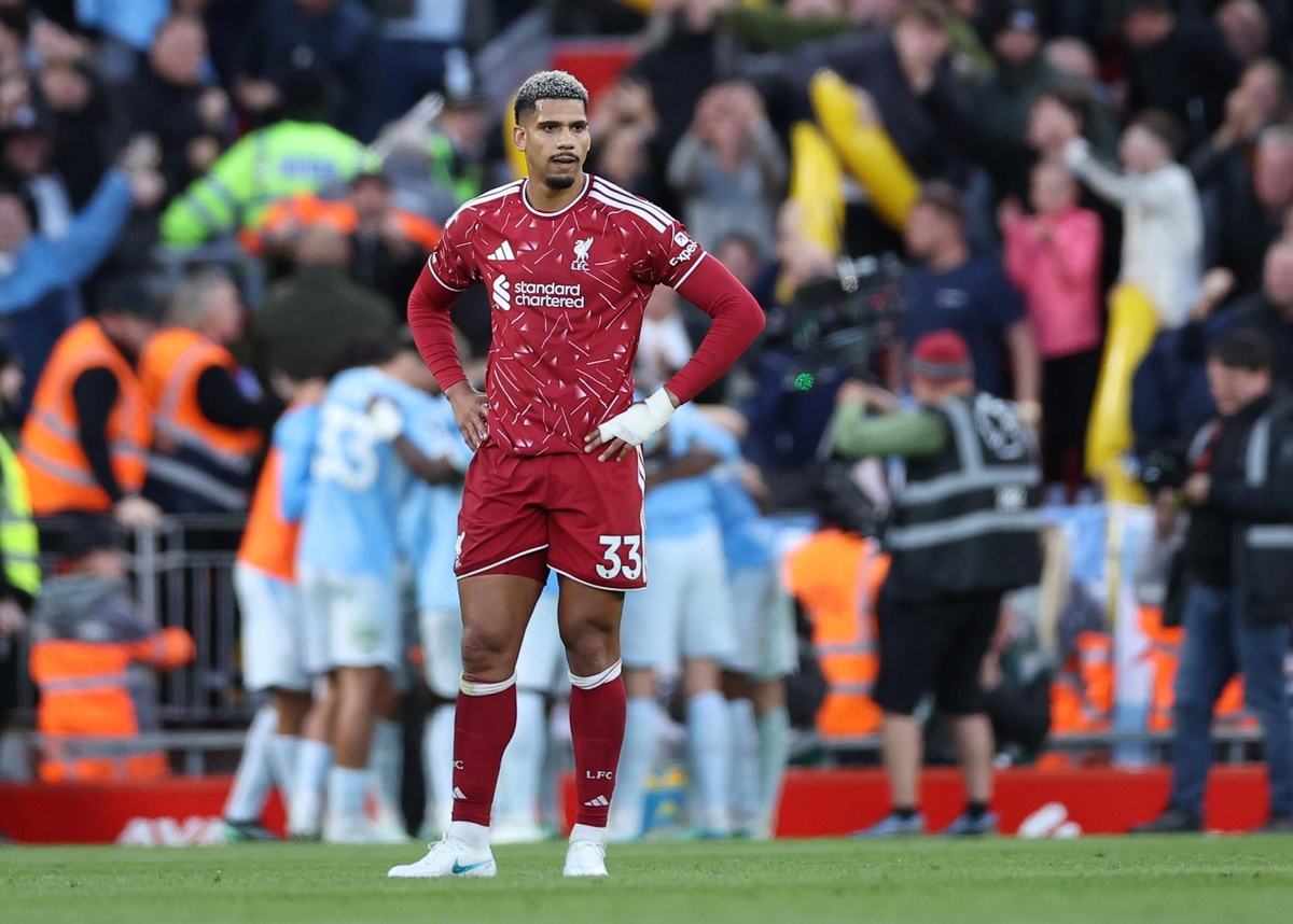Premier: Manchester City goleó 3-0 al Liverpool de Araujo y lidera con puntaje perfecto