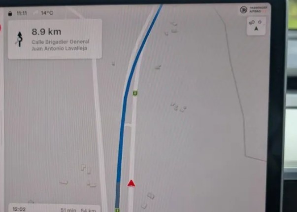 Tesla empieza a entregar en Uruguay con una navegación que no conoce las rutas del país