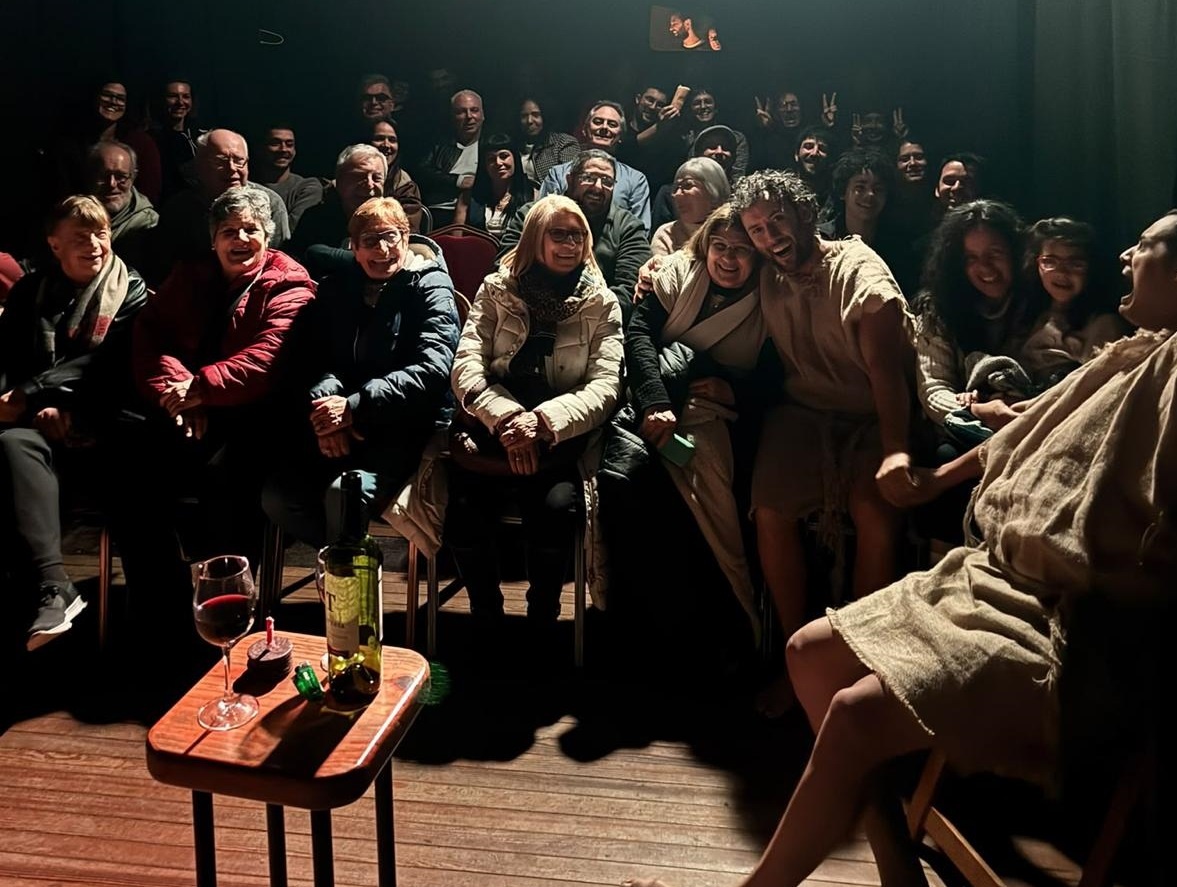 “Nos juntamos para no matarnos”: Patricio Raurich y su inspiración en el teatro medieval