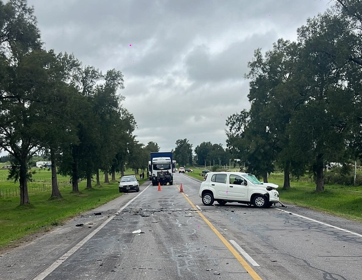 Canelones: dos muertos y cuatro heridos en choque de frente entre auto y camioneta