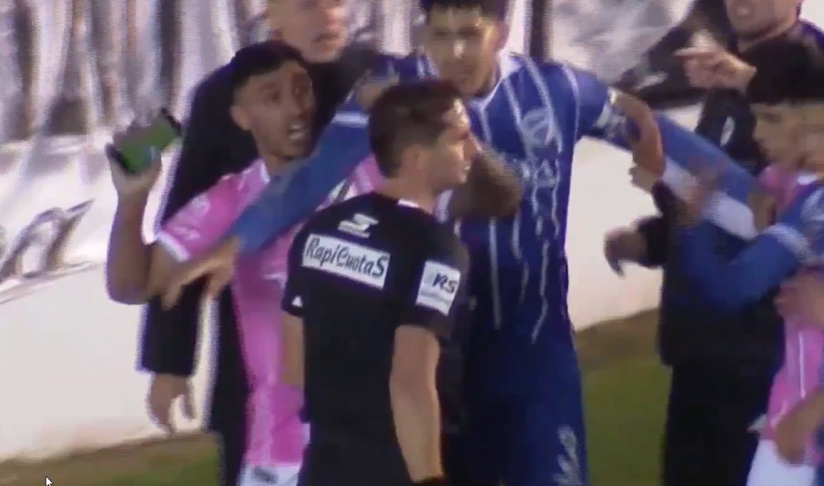 Bochornoso arbitraje entre Godoy Cruz y All Boys, con un VAR casero desde un celular