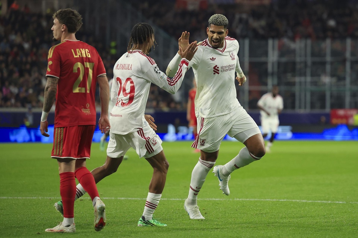 Champions League: Ronald Araujo marcó su primer gol en Liverpool, que ganó 6-3 y lidera