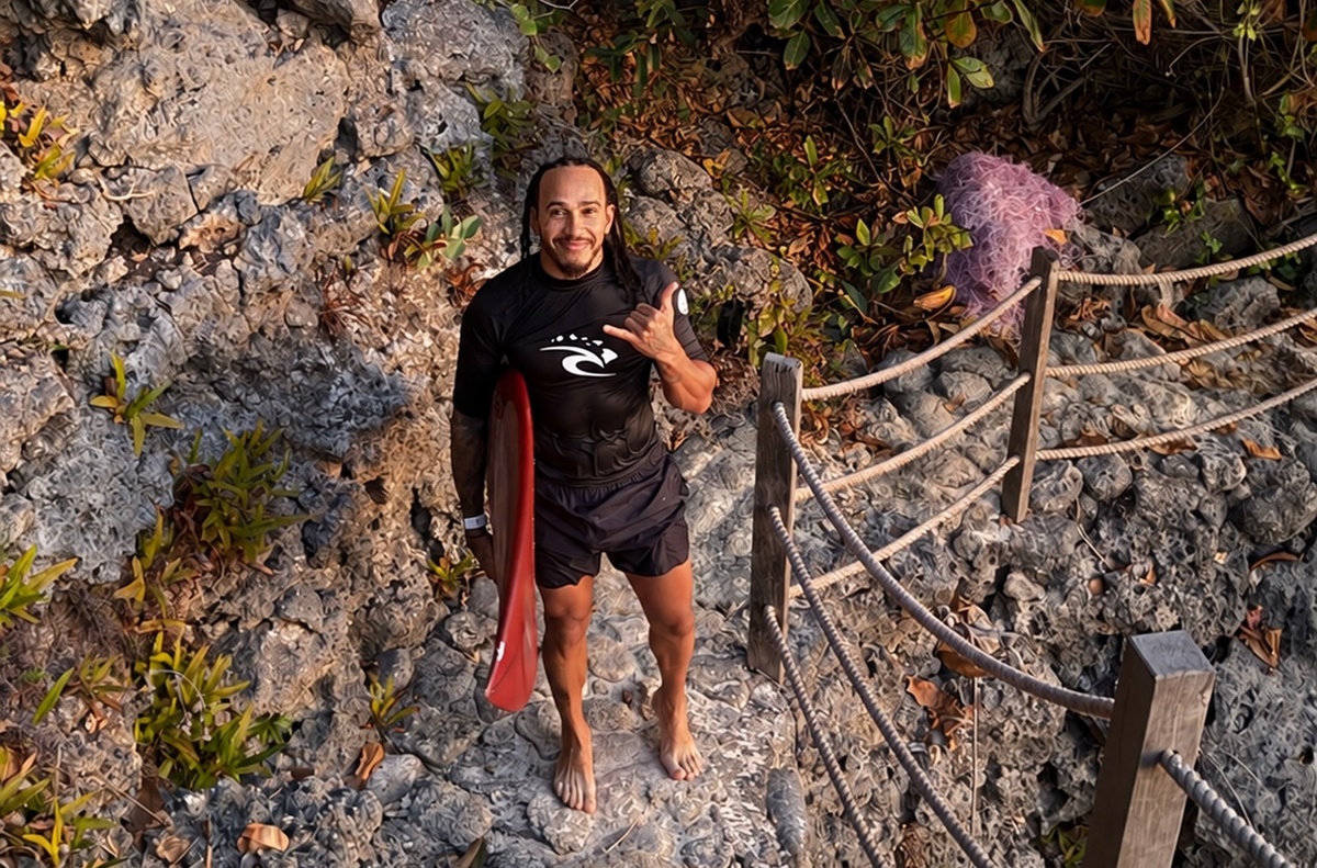 Lewis Hamilton surfeó en Bali y se ganó buenos comentarios de leyendas de ese deporte