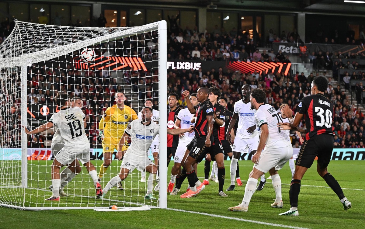 Europa League: Álvaro Rodríguez convirtió su primer gol en Bournemouth, que goleó