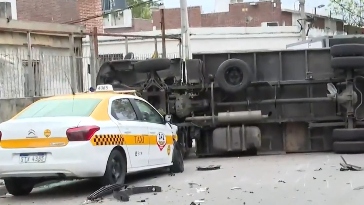 Camión volcó al chocar con un taxi en La Unión: el taxista quedó atrapado y fue rescatado