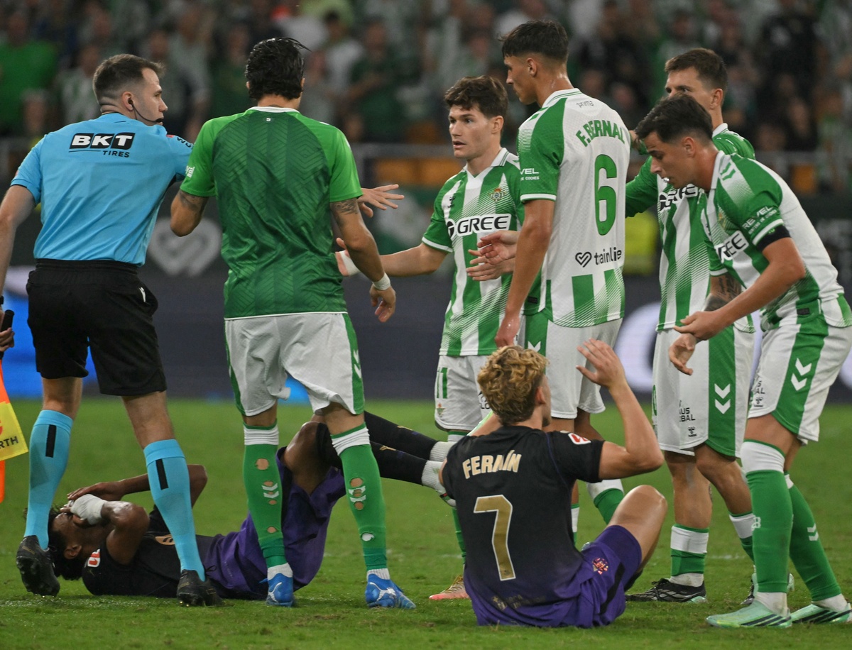 El uruguayo Facundo Bernal fue expulsado por agredir a Lamine Yamal en Betis-Barcelona