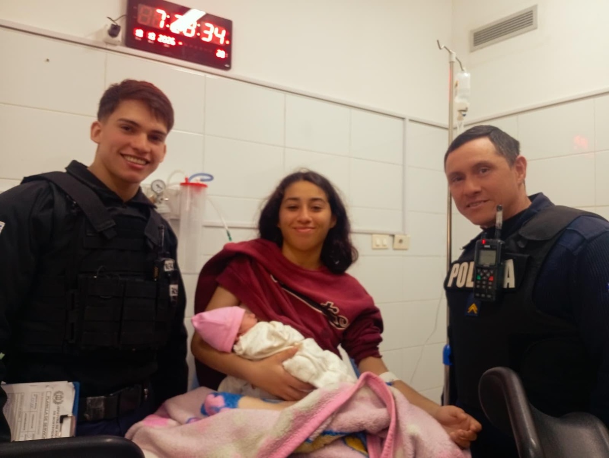 Llegó con ayuda policial: efectivos asistieron un parto en una vivienda de La Teja