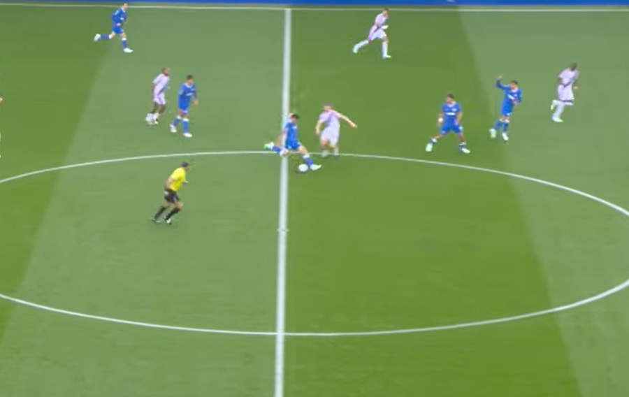 Inglaterra: gol desde el círculo central en el 5-0 de Brighton. Ganó Arsenal y es escolta