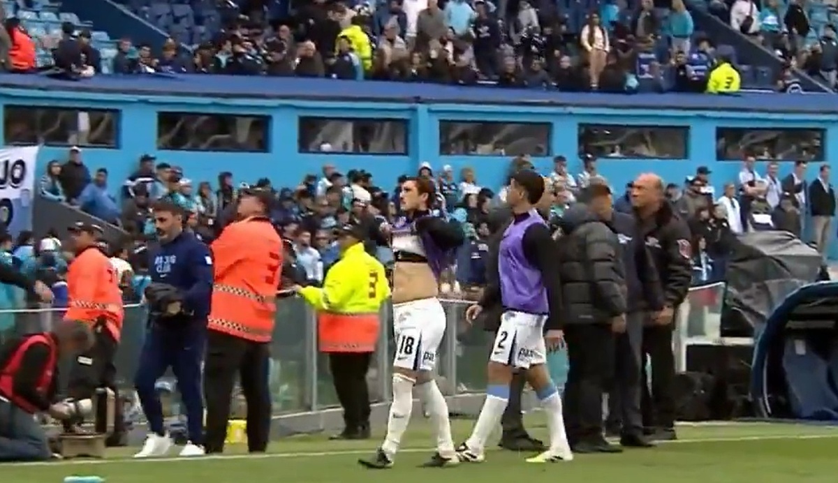 Alfonso Espino les mostró la panza e insultó a los hinchas de Racing, y Azzaro lo liquidó