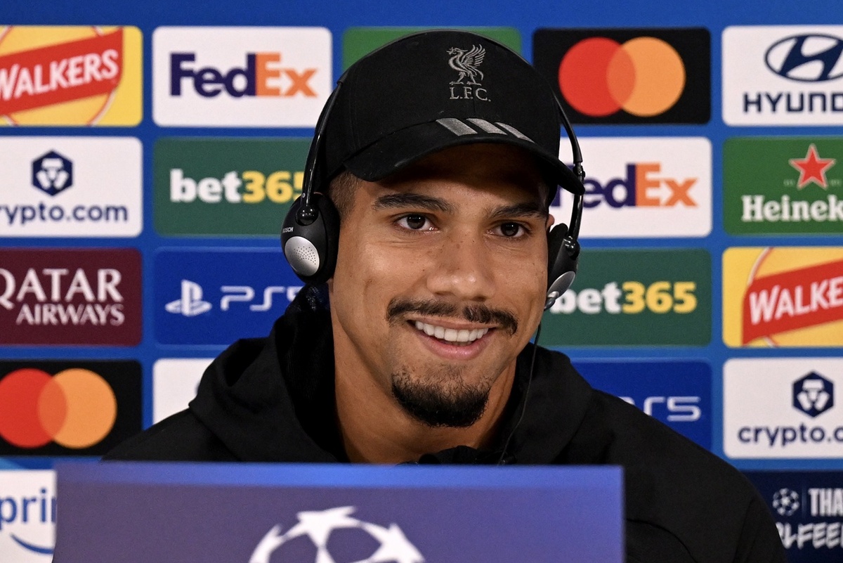 Ronald Araujo “feliz” en Liverpool, con gente “más intensa” mientras aprende inglés