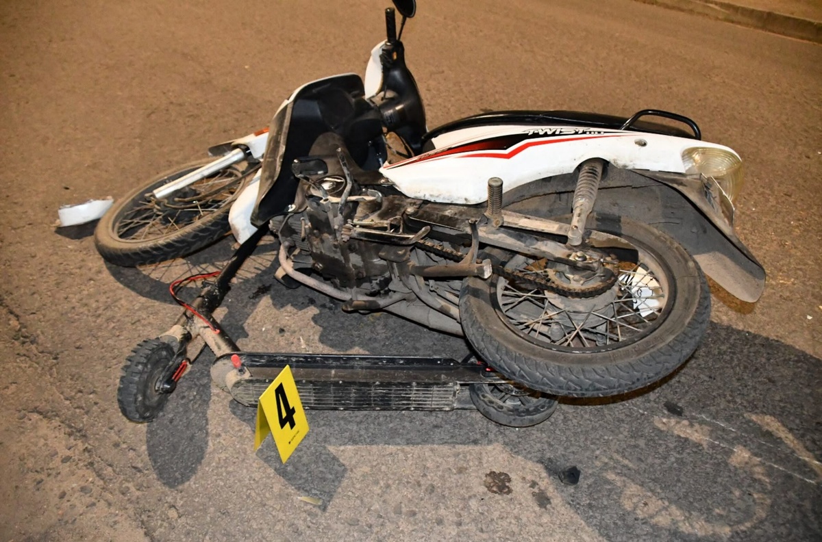 Niño se quebró el fémur tras chocar en monopatín con una adolescente en moto y sin libreta