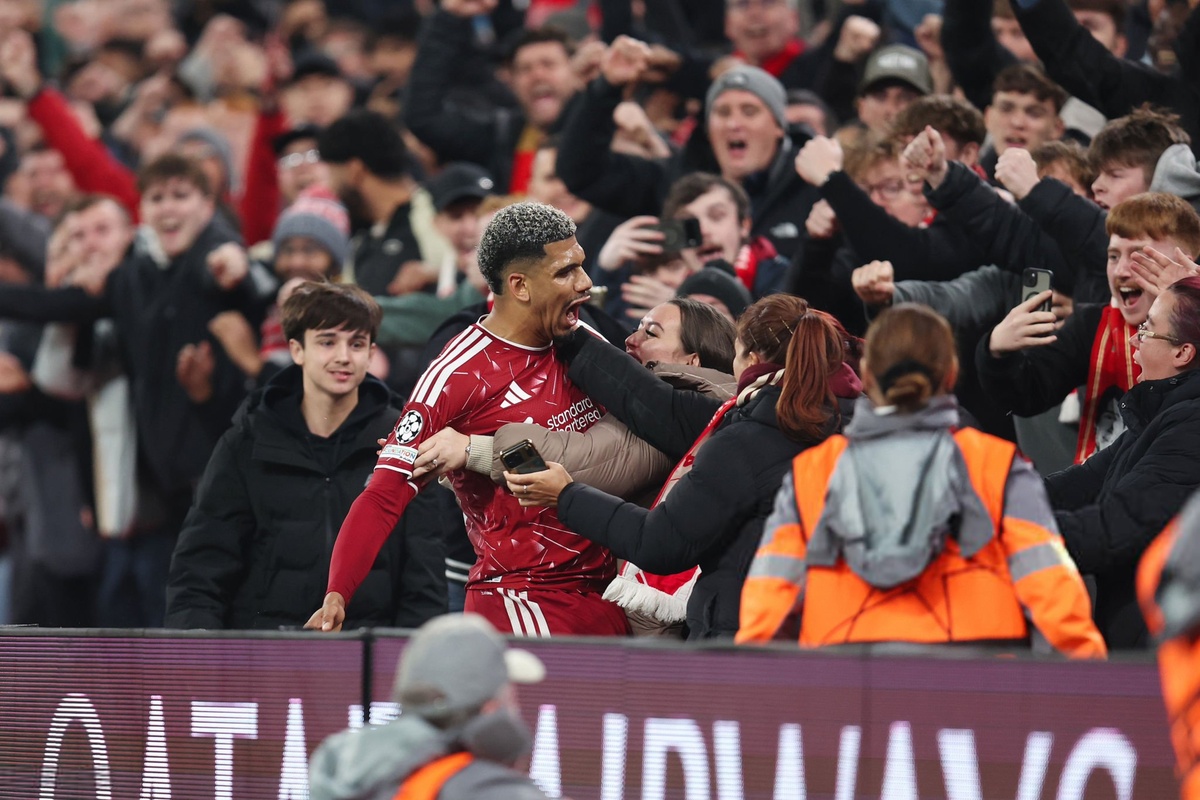 Champions: Liverpool, con gol de Ronald Araujo, derrotó 4-3 a Villareal en Anfield