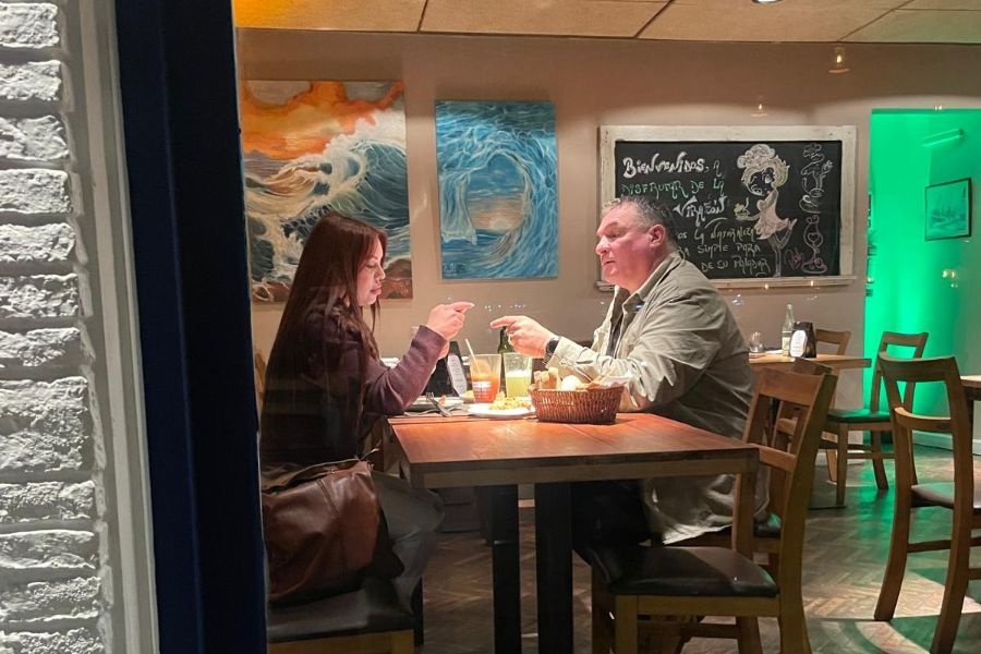 La foto de Astesiano cenando en un restaurante con Mía Etcheverría: ¿qué pasa entre ambos?