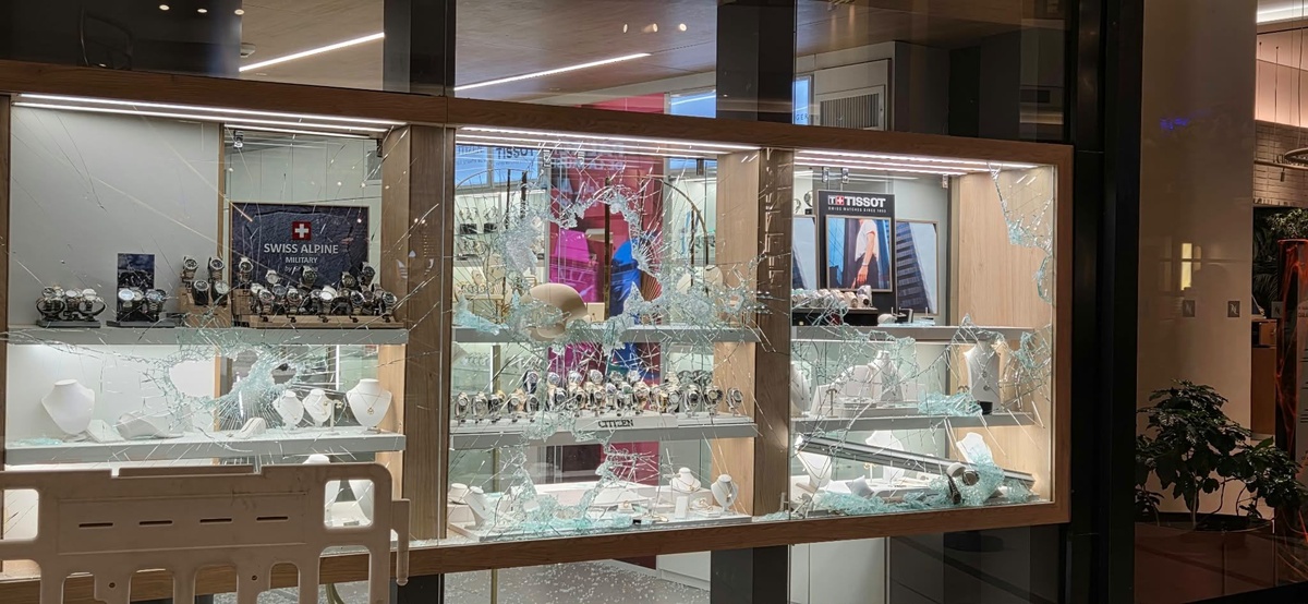 Robo piraña a joyería del shopping Punta Carretas: rompieron vidrios y huyeron en moto