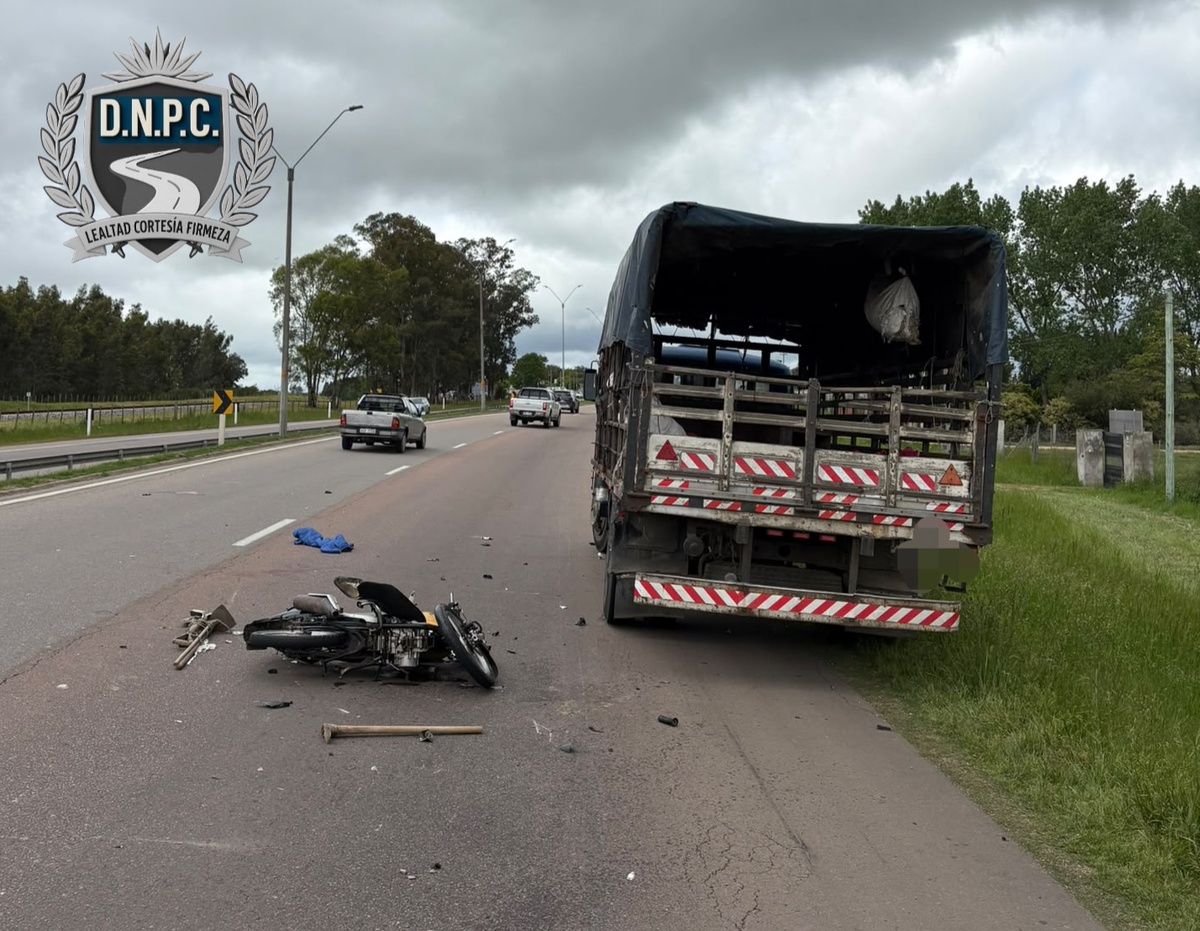 Dos personas se encuentran graves tras chocar en moto contra un camión detenido en ruta 5