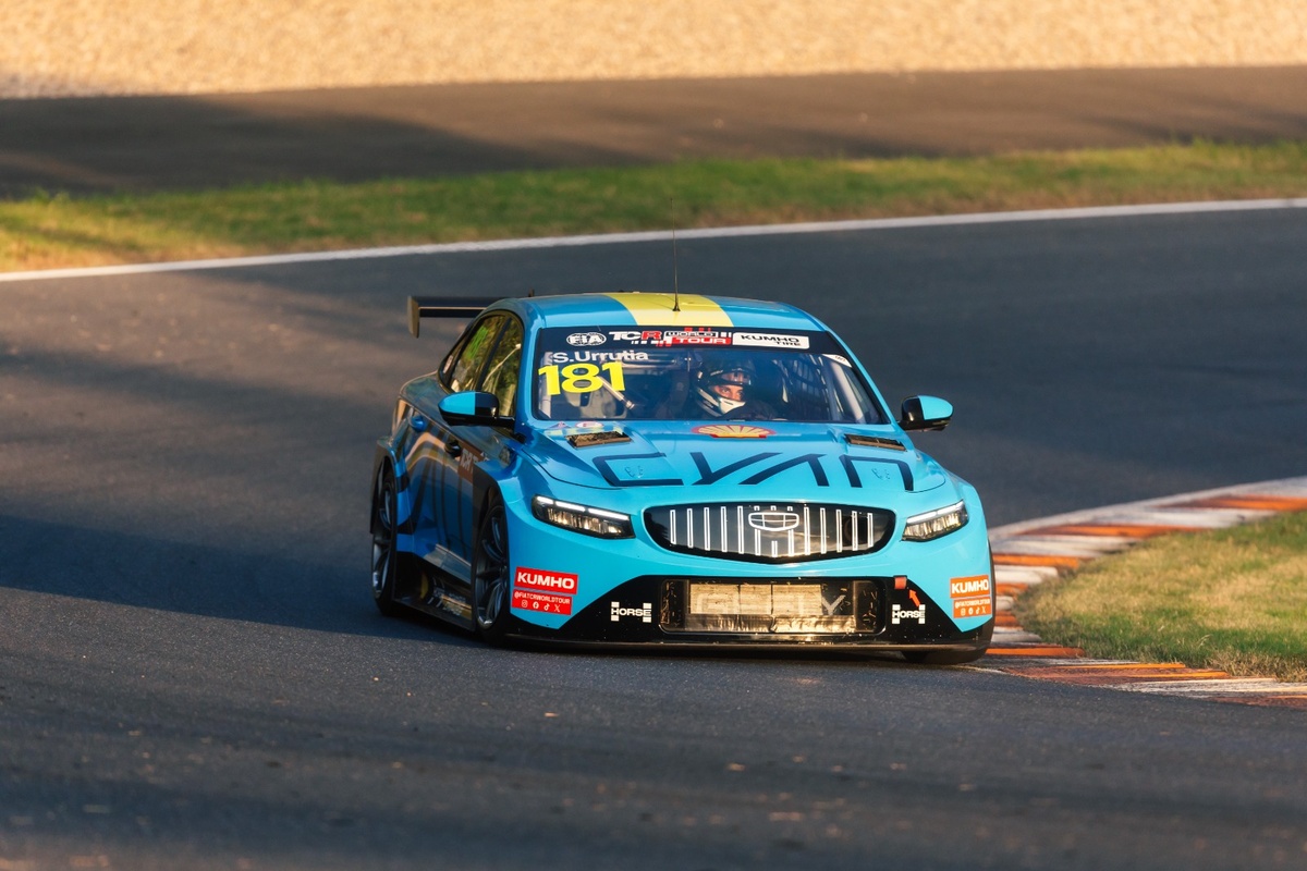 TCR: Urrutia consiguió un nuevo podio que lo mantiene hasta el final con chances de ganar