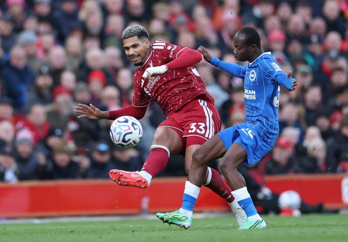 Inglaterra: Ronald Araujo jugó en el 2-0 de Liverpool y Manchester United cayó 3-0 en casa