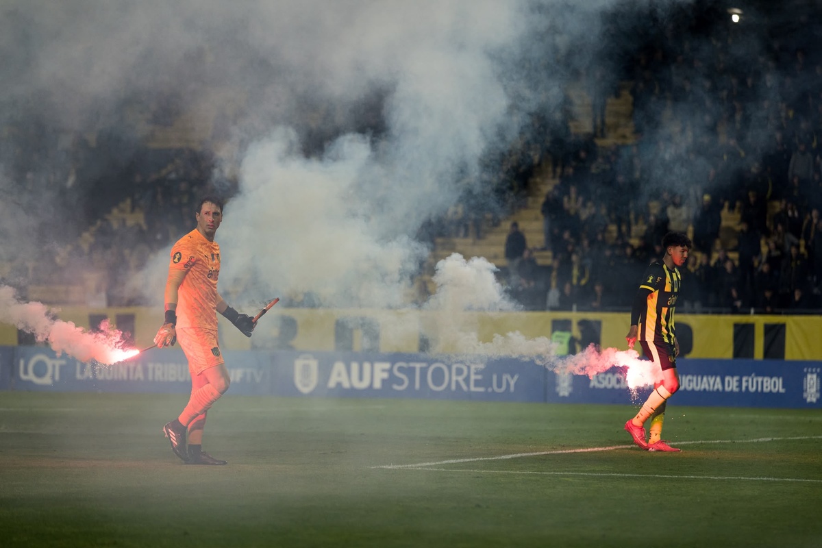 "Que se vayan todos": las bengalas y el rechazo a la barra del resto de hinchas de Peñarol