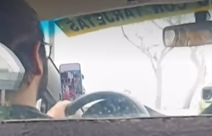 “Te rompés la cabeza”: filman en peligrosa actitud de taxista en el tránsito de Montevideo