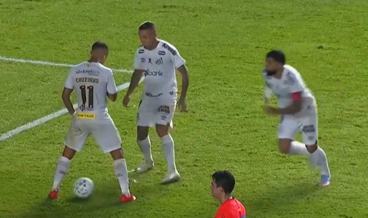 Brasil: Santos quiso hacer una jugada preparada en un tiro libre, pero le salió un meme