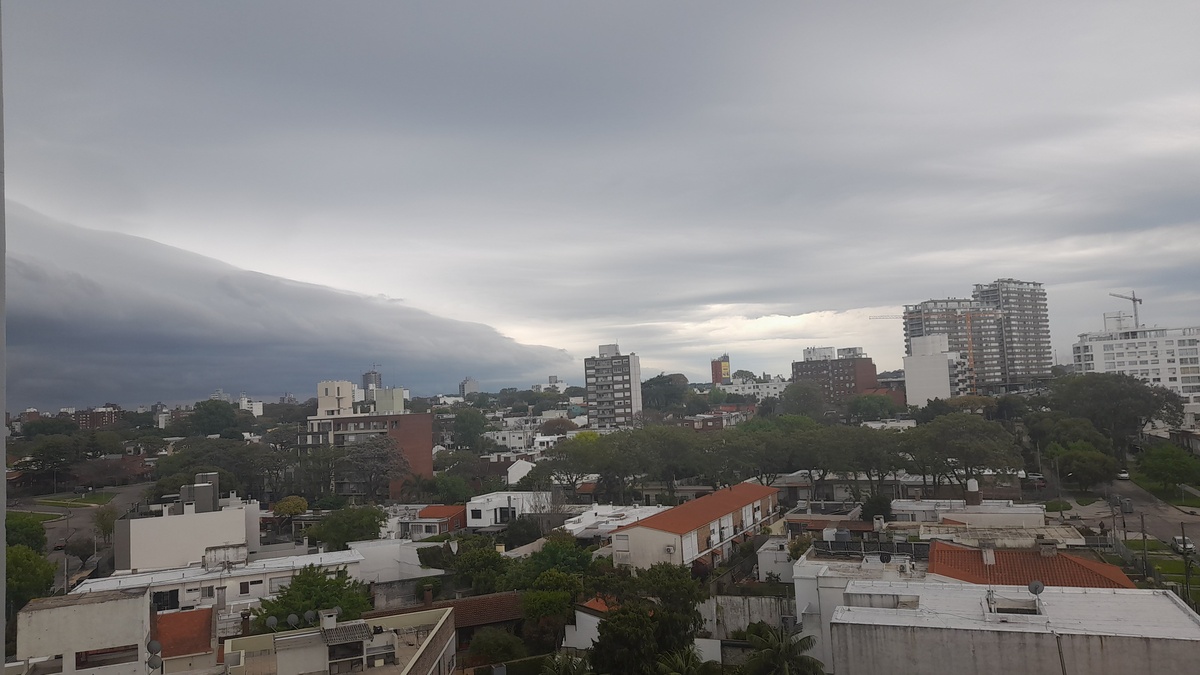 Una “nube cigarro” sorprendió en Montevideo este viernes: qué es y por qué se produce
