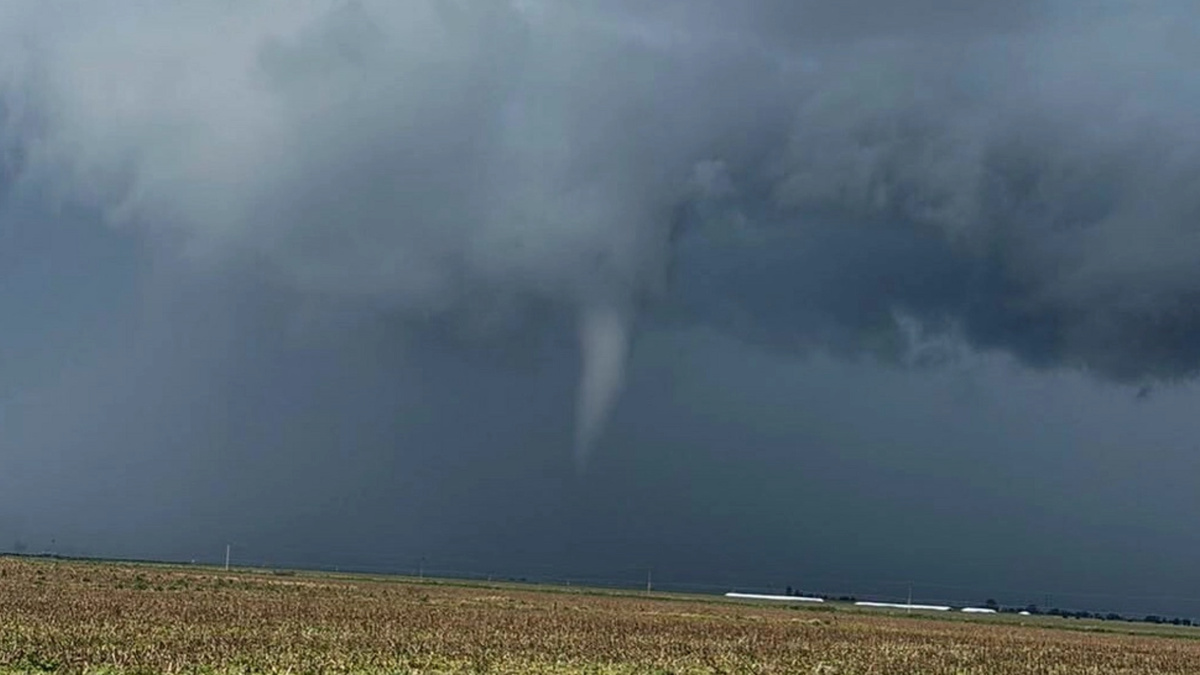 Fotografiaron el inicio de un tornado en un campo de Buenos Aires: no se reportaron daños