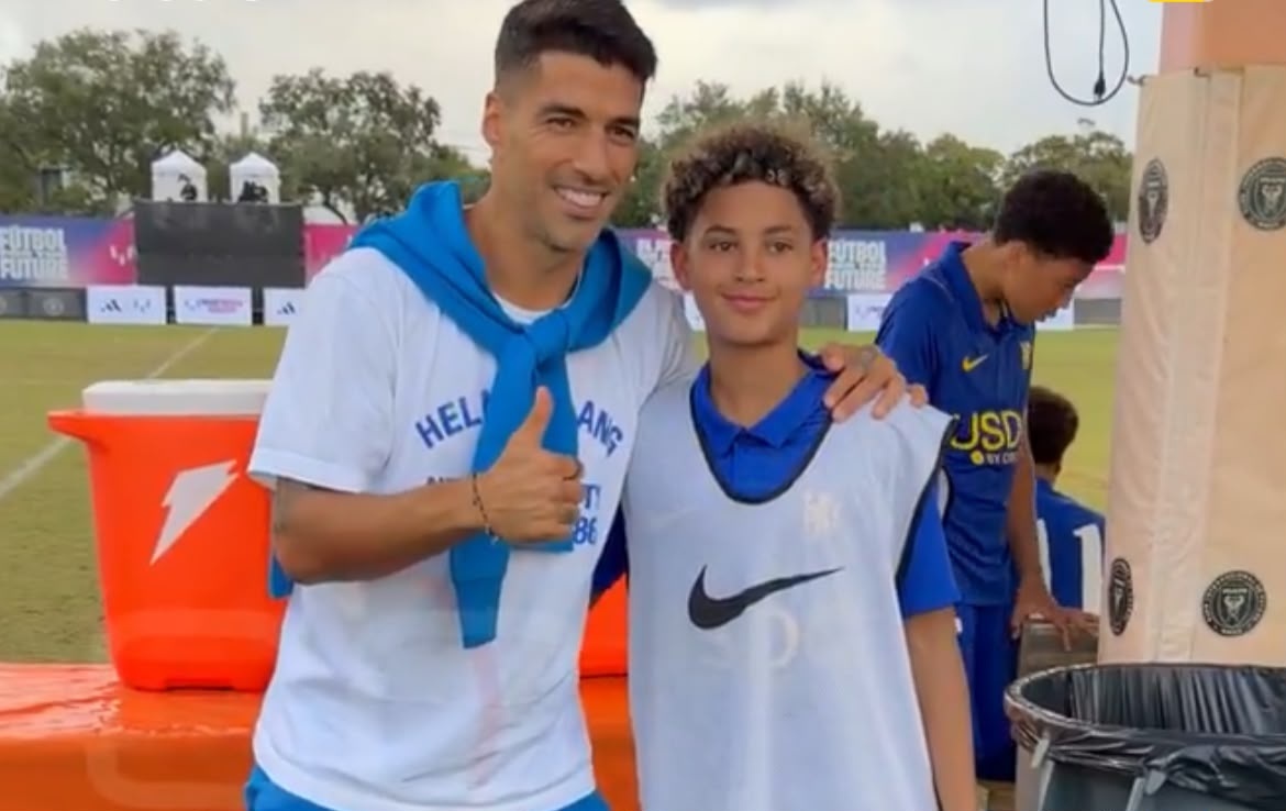 “Yo jugué con tu papá”: el encuentro de Suárez con hijo de excompañero de Liverpool